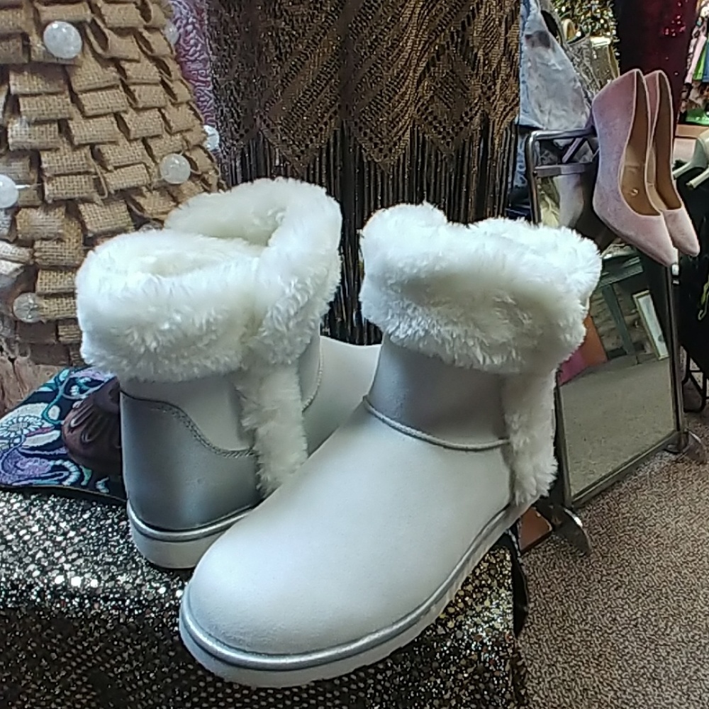 BEAUTIFUL SNOW BOOTS